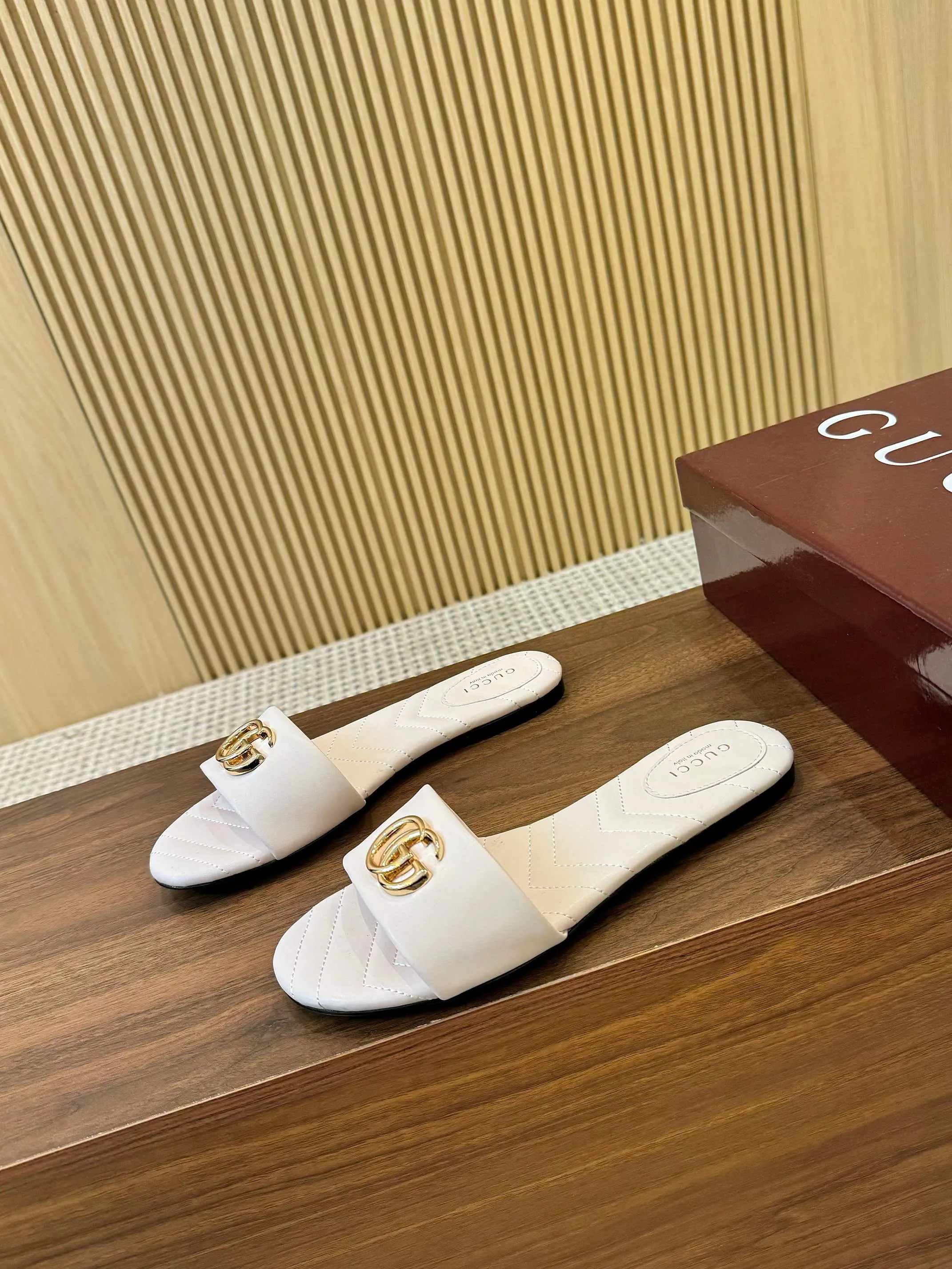 👟👟Ex-factory price 440👟👟 💯💯💯Gucci 2025 spring and summer latest popular slip-on sandals series... [Round toe] Latest double G buckle. Embroidery style Original quality 🍃Original European style, 💥perfect on the feet💃💃When worn with this shoe, it is elegant and crystal clear. No matter the materials of the accessories, they are all customized one by one. You must go to get the original version. The whole series is full of exciting and innovative elements. The texture of different materials, the texture of the materials, and the expression of the materials have a strong artistic atmosphere... ❶ Upper: imported cowhide ❷ Inner lining: customized imported sheepskin ❸ Foot pads: customized imported sheepskin ❹ Outsole: imported Italian genuine leather outsole ❺ Heel height: 1.5CM ❻ Packaging: Original full set of packaging ❼ Code number: 35-43 (41.42.43 customized is not returnable)